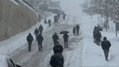 Yüksekova’da beyaz esaret: Vatandaşlar araçlarını bırakıp yürüdü