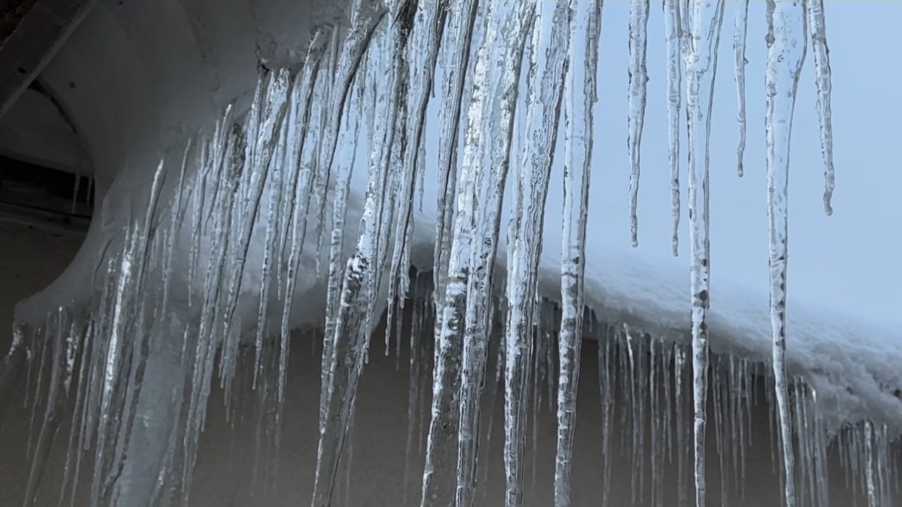 Yüksekova’da buz sarkıtları bir metreyi geçti