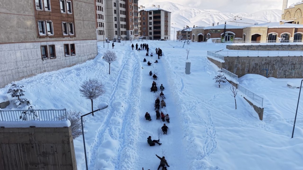 Yüksekova’da çocuklar mahalle yolunu kayak pistine çevirdi