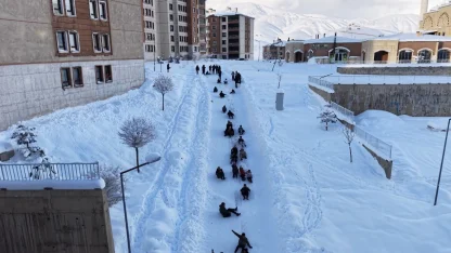Yüksekova’da çocuklar mahalle yolunu kayak pistine çevirdi