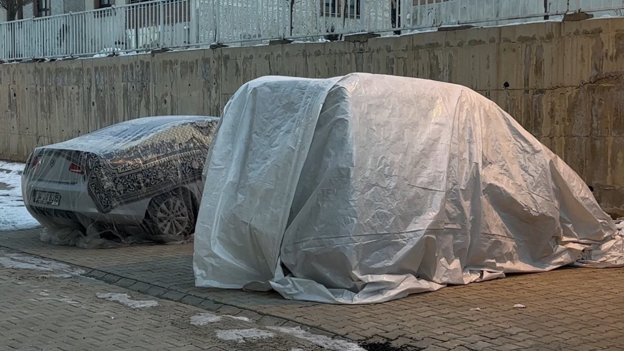 Yüksekova’da dondurucu soğuklar: Vatandaşlar araçlarını battaniye ve brandalarla koruyor