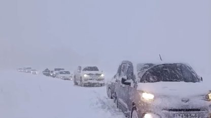 Yüksekova’da kar esareti: Tipi yolları kapattı, onlarca araç mahsur kaldı