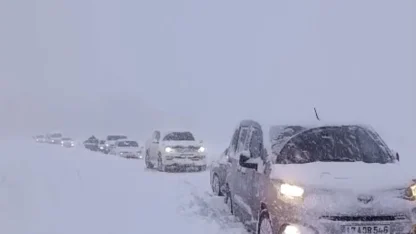 Yüksekova’da kar esareti: Tipi yolları kapattı, onlarca araç mahsur kaldı