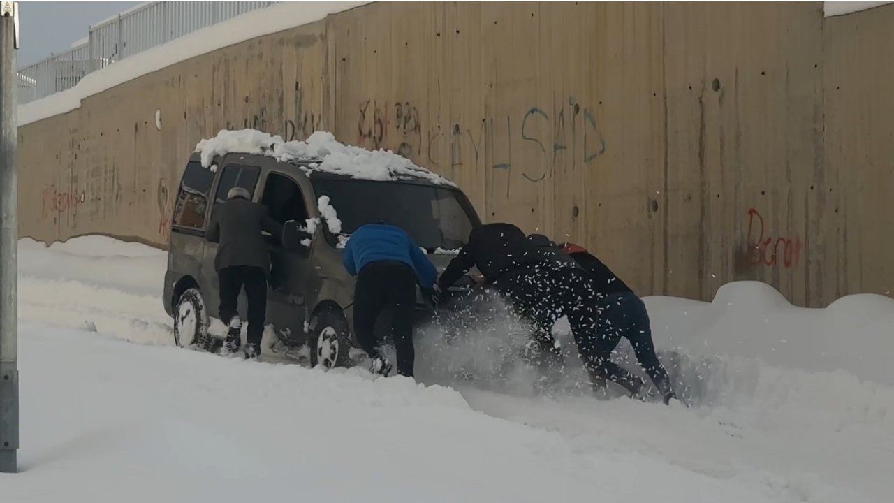 Yüksekova’da kara saplanan araç vatandaşlarca kurtarıldı