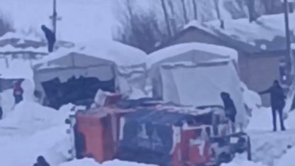 Yüksekova’da karla mücadele aracı devrildi