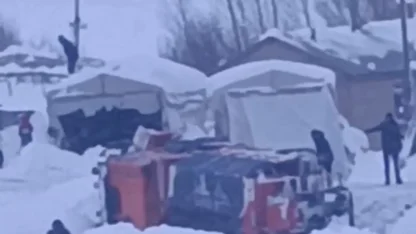 Yüksekova’da karla mücadele aracı devrildi