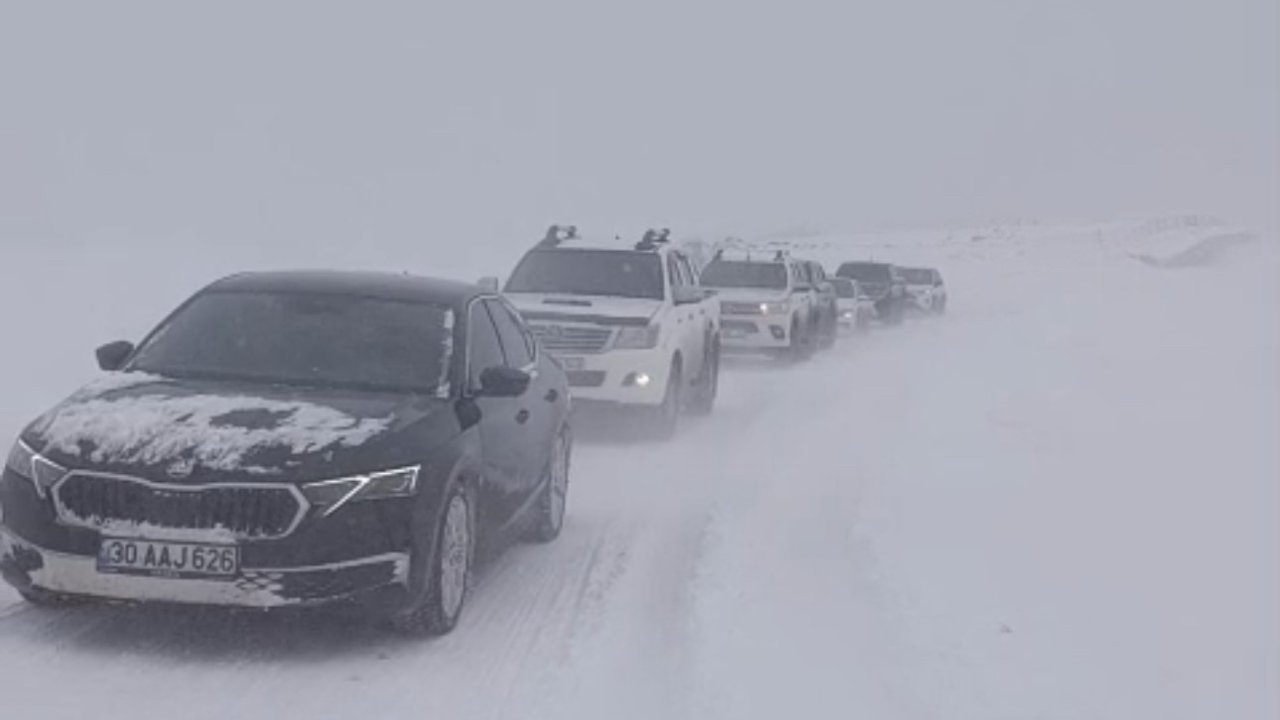 Yüksekova’da tipi ve fırtına nedeniyle 50 araç mahsur kaldı