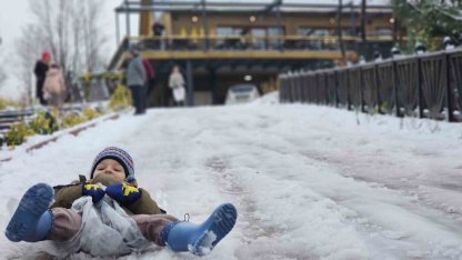 Zonguldak’ta çocuklar karda kayarak eğlendi