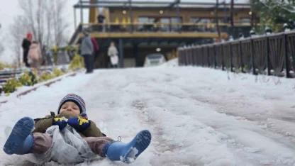 Zonguldak’ta çocuklar karda kayarak eğlendi