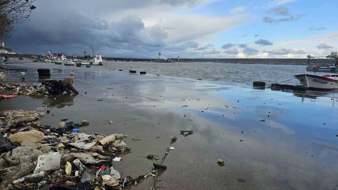 Zonguldak’ta dev dalgalar nedeniyle Kozlu Limanı su altında kaldı