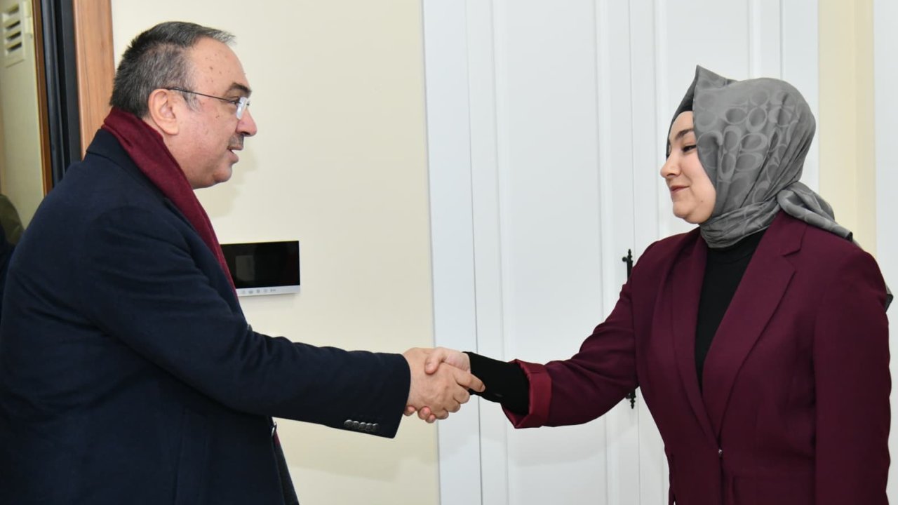 15 Temmuz şehidinin kızını ziyaret eden Vali: "Onlar sayesinde milli irade gasp edilemedi"