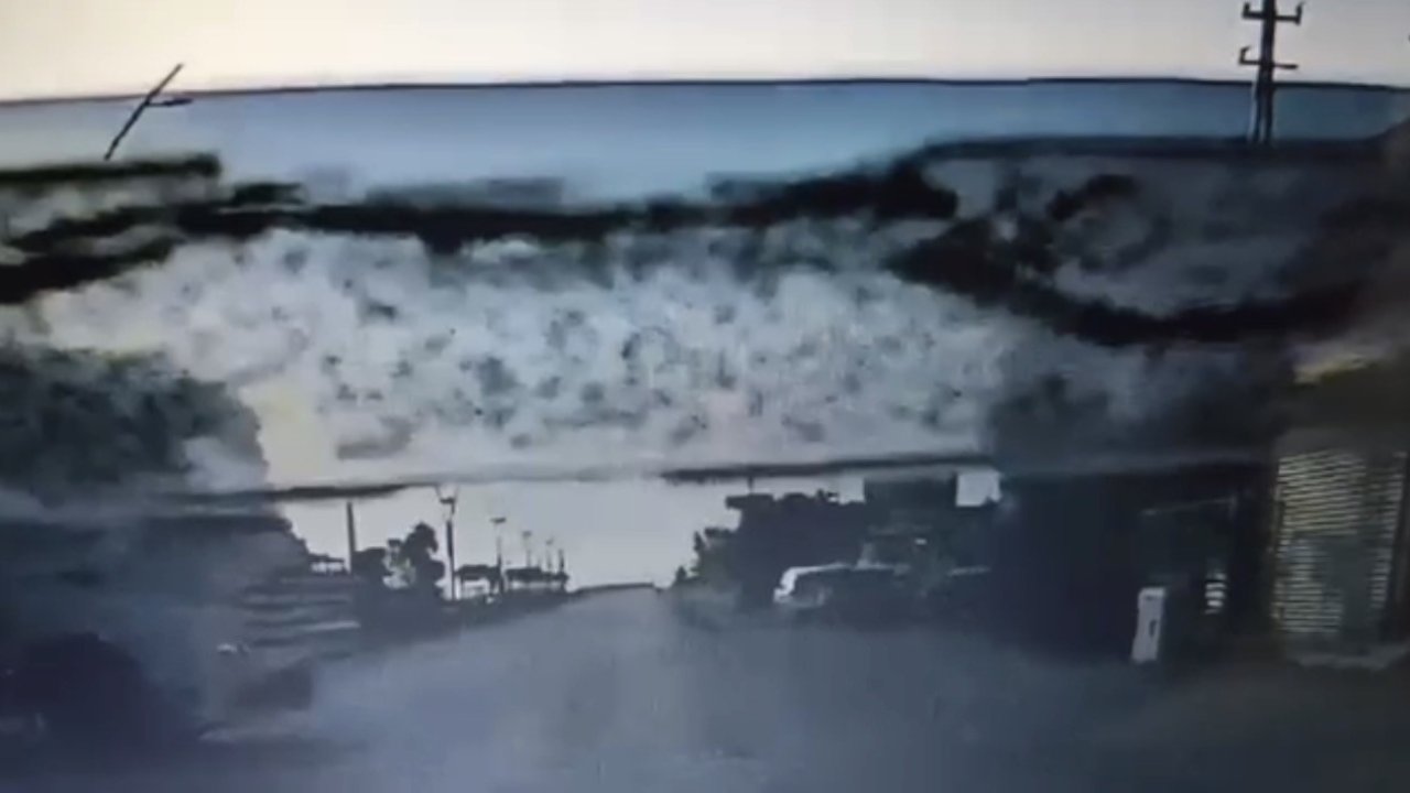 18 kişinin yaralandığı kazada yolcu minibüsünün devrildiği anlar kamerada