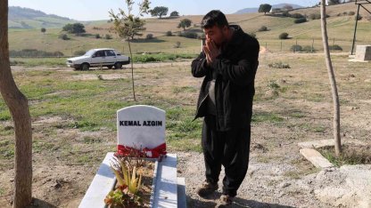 Acılı baba karne gününde maganda kurşunuyla ölen oğlunun kabrinde ağladı