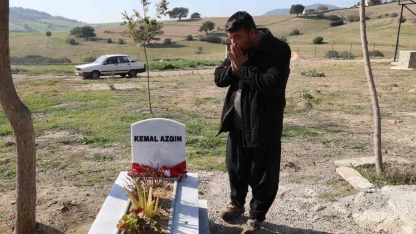 Acılı baba karne gününde maganda kurşunuyla ölen oğlunun kabrinde ağladı