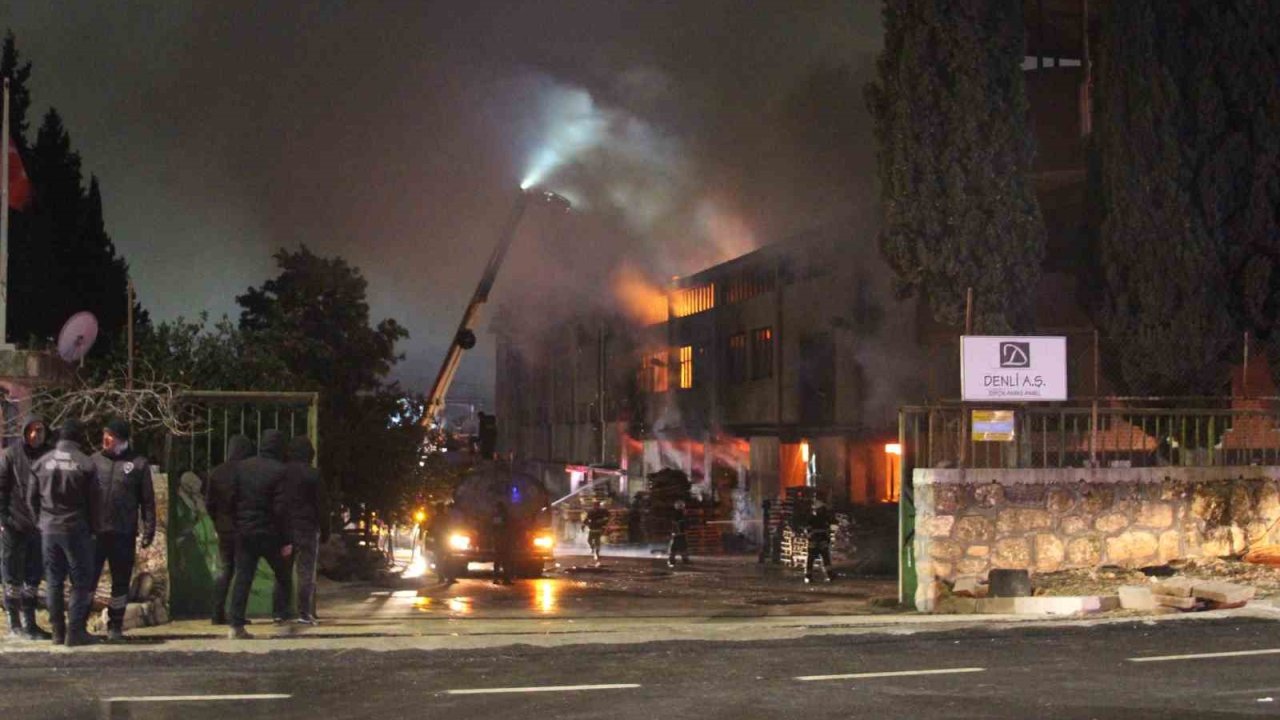 Adana’da fabrika yangını