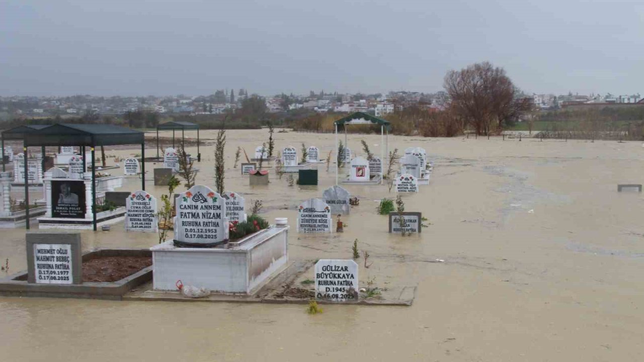Adana’da kanal taştı, mezarlar sular altında kaldı