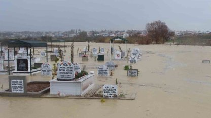 Adana’da kanal taştı, mezarlar sular altında kaldı