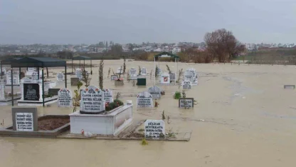 Adana’da kanal taştı, mezarlar sular altında kaldı