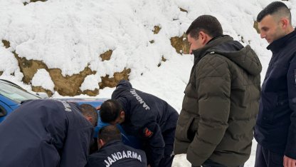 Adana’da karla mücadele: Mahsur kalan araçlar kurtarılırken vatandaşlara da sıcak içecek ikramı yapıldı