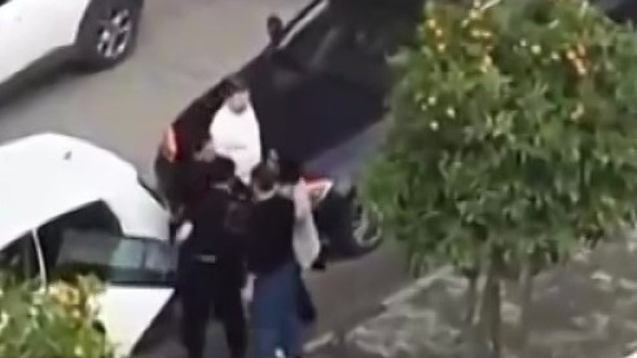 Adana’da koca eşini tartaklayıp, otomobiliyle aracına defalarca vurdu