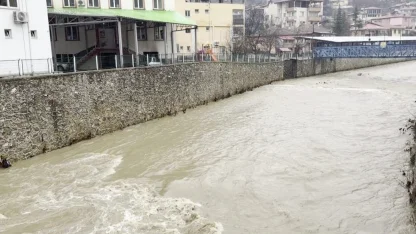Adana’da kuruyan dereler yağışla coşmaya başladı