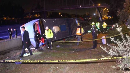 Adana’da yolcu otobüsü devrildi: 8 yaralı