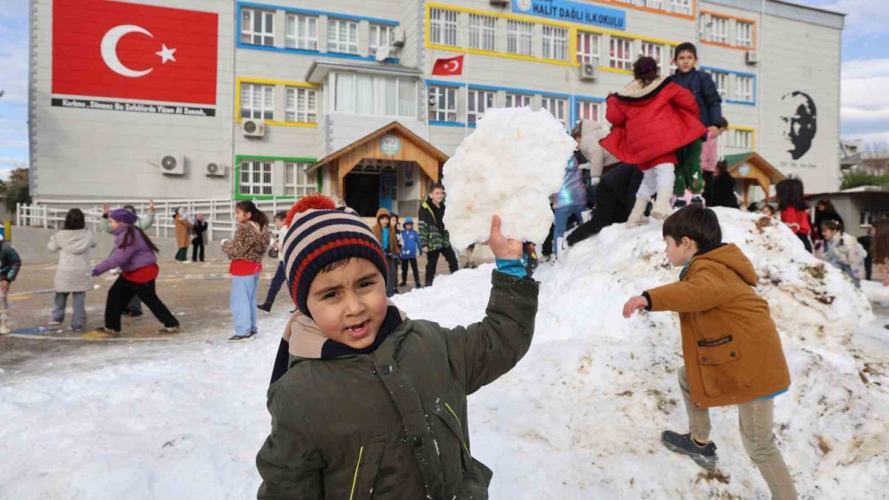 Adanalı öğrencilerin kamyon kamyon kar mutluluğu