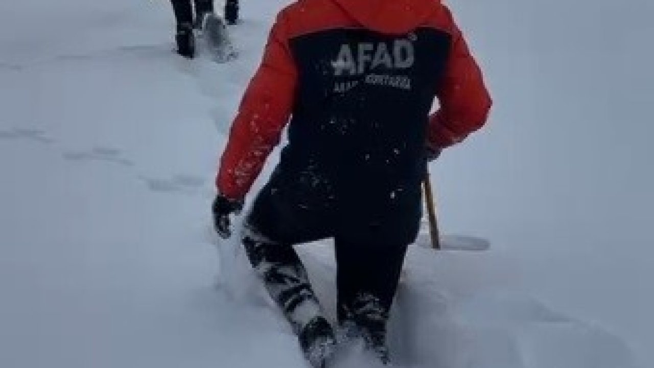 AFAD ekipleri yoğun kar altında 4 saat yürüyerek aileye ulaştı