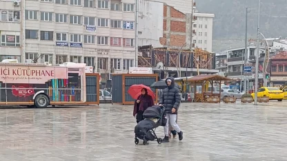 Afyonkarahisar yeni güne yağışlı hava ile başladı