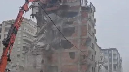 Ağır hasarlı bina tek dokunuşla yerle bir oldu