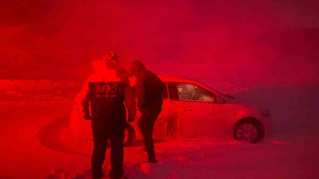 Ağrı’da AFAD ekipleri mahsur kalan vatandaşlara ulaştı