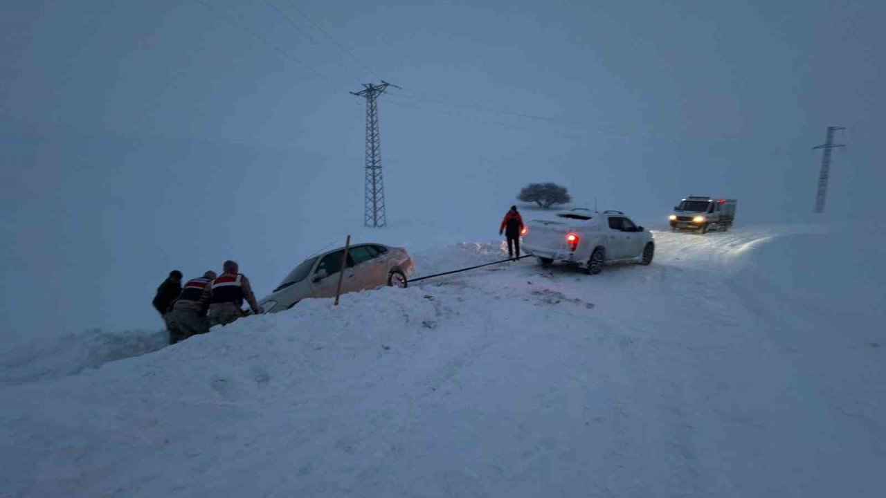 Ağrı’da kar ve fırtınada mahsur kalan vatandaşları ekipler kurtardı
