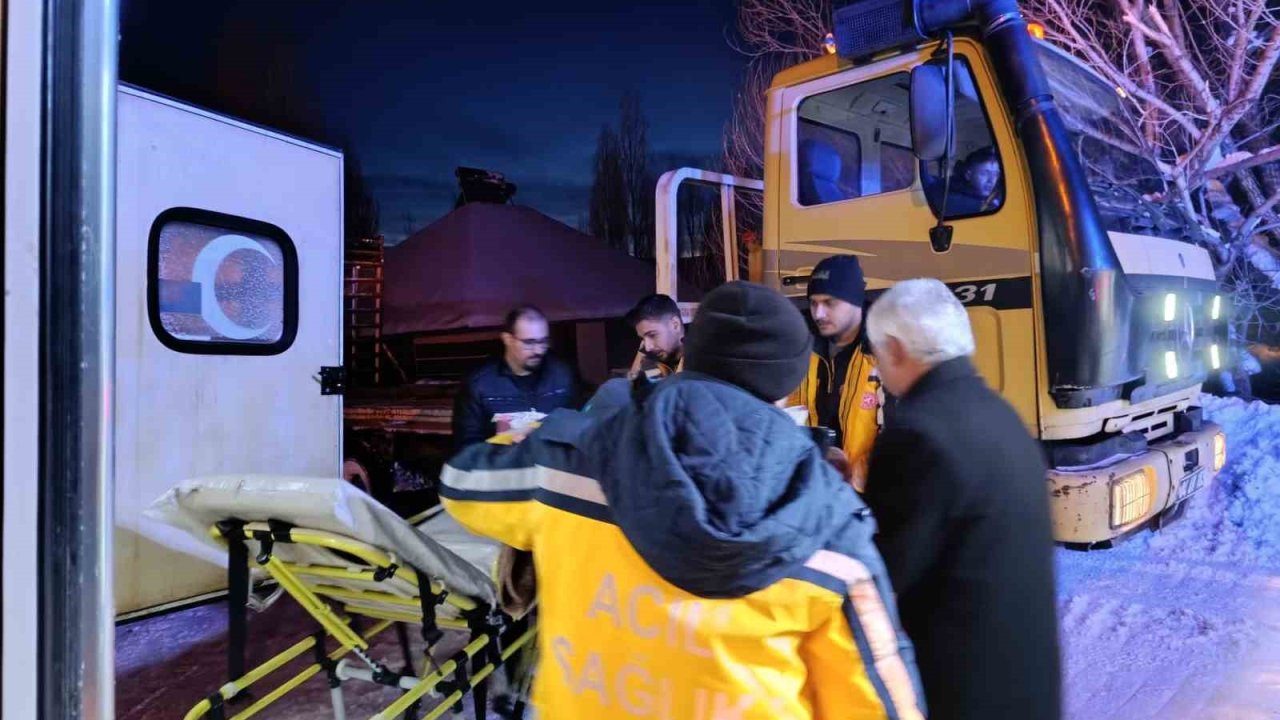 Ağrı’da yolu kapalı köydeki hasta paletli ambulansla hastaneye ulaştırıldı
