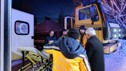 Ağrı’da yolu kapalı köydeki hasta paletli ambulansla hastaneye ulaştırıldı
