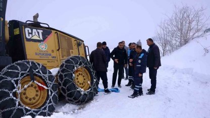 Akçadağ’da kar nedeniyle yoldan çıkan iş makinesi kurtarıldı