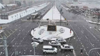 Aksaray yağan karla beyaza büründü