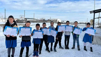 Akyaka’da köy okulunda öğrenciler karnelerini aldı