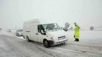 Alacabel’de kar yağışı etkisini sürdürüyor, kar kalınlığı yer yer 30 santimetreye ulaştı