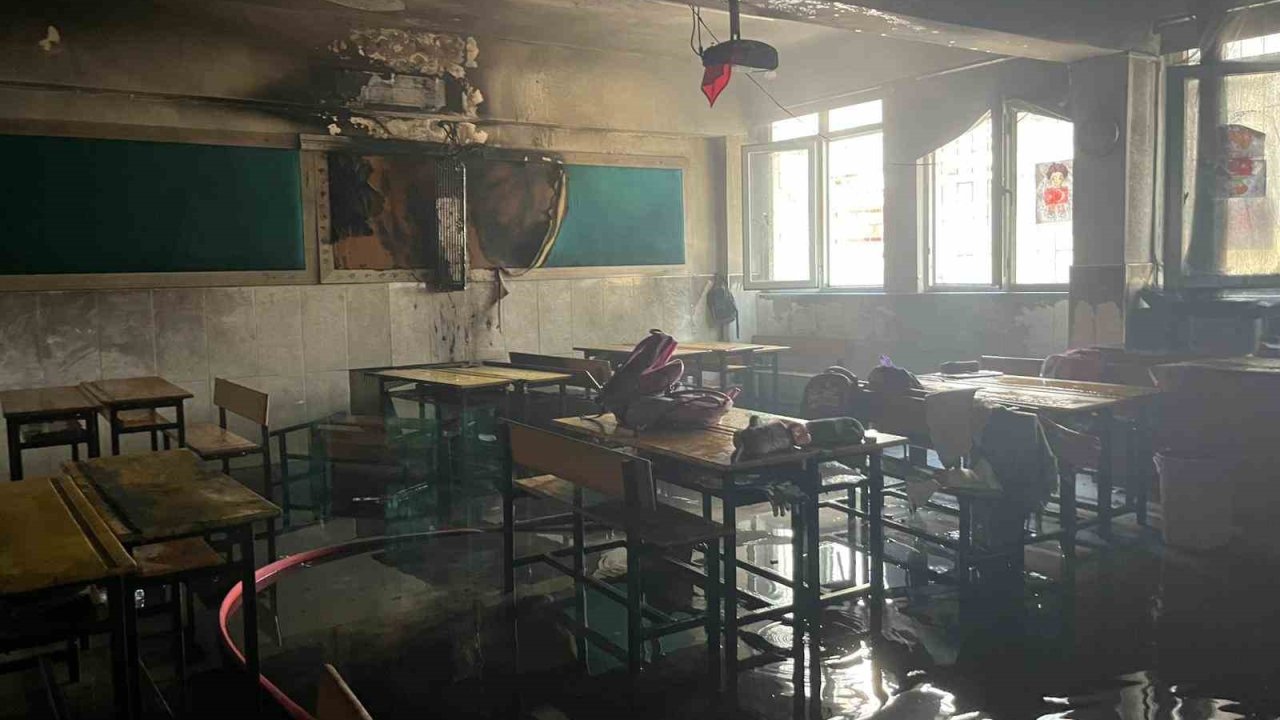 Alanya’da ilkokul sınıfının klima ünitesinde çıkan yangın korkuttu