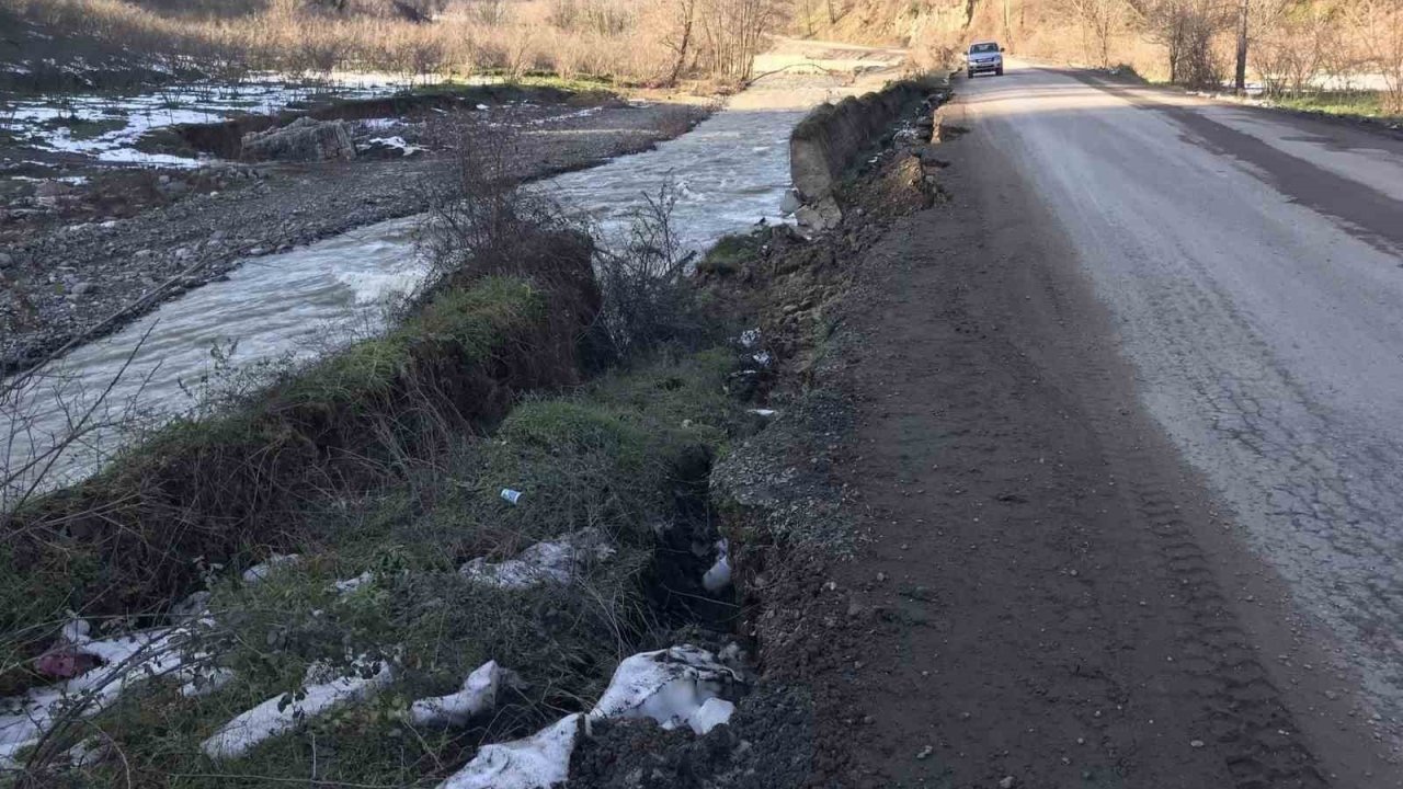 Alaplı’da istinat duvarı çöktü