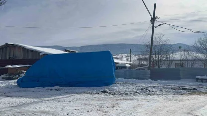 Alevlere teslim olan minibüsünü izlerken kalbine yenik düştü