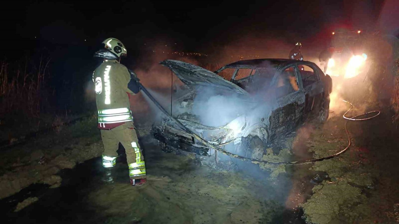 Alevlere teslim olan otomobil kullanılmaz hale geldi