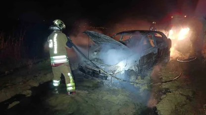 Alevlere teslim olan otomobil kullanılmaz hale geldi