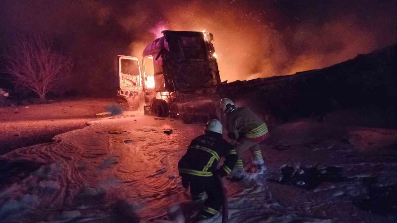 Alevlere teslim olan tır yanarak kullanılamaz hale geldi