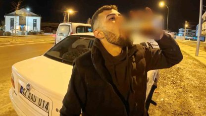 Alkollü araç kullanırken yakalandı, ehliyetine el konulunca araç başında içmeyi sürdürdü