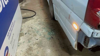 Alkolmetreyi üflememek için direndi, dolmuşun camını kafasıyla kırdı