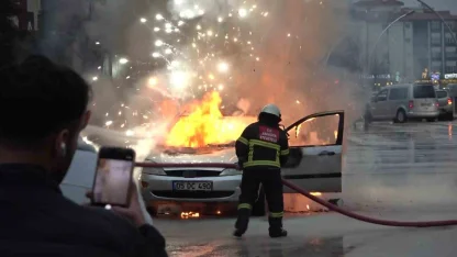 Amasya’da otomobil alev alev yandı, patlamalar korkuttu