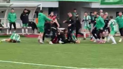Amatör maçta saha karıştı, yumruklar konuştu