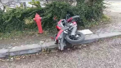 Ankara’da motosiklet sürücüsü köpeğe çarpmamak isterken kaza yaptı