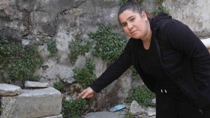 Annesinin yanındayken duvarın üzerindeki telefonu çaldı